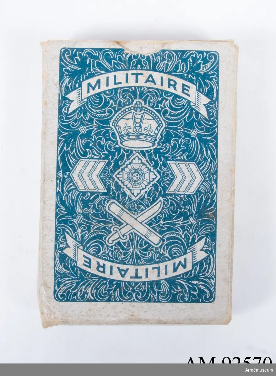 ”MILITAIRE - ARMY CARD GAME”. Med olika valörer i form av militära gradbeteckningar. Med spelregler i sep. häfte. Storbritannien, Andra världskriget.