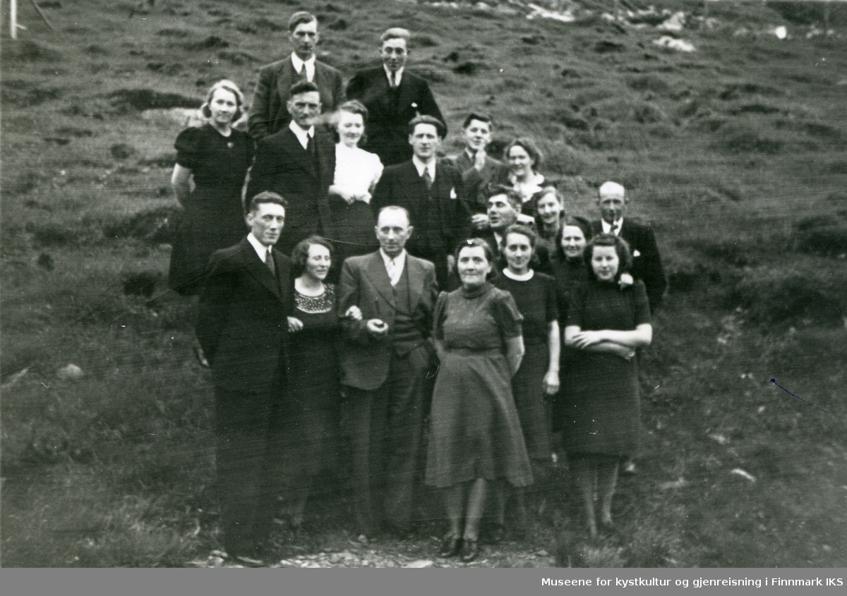 Gruppebilde. Alle på bilde har tilknytning til Nordvågen. Anledningen til bilde er ikke kjent. Ca. 1941-43.