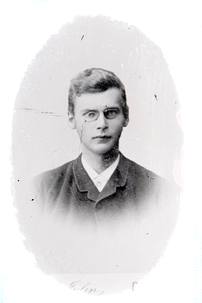 Carte Visit, portrett av Thorleif Hoel (1865–1947) ca. 1887. Året han tok embetseksamen 22 år gammel.