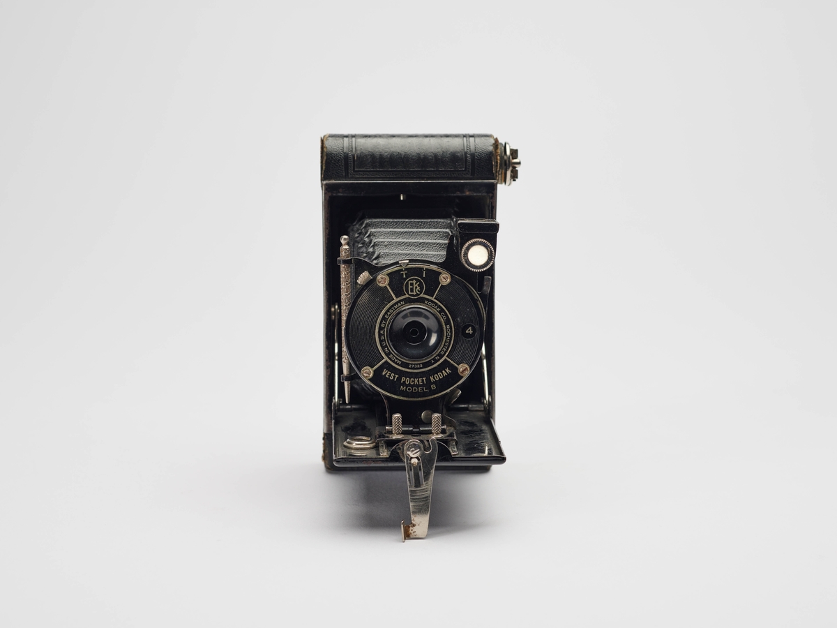 Vest Pocket Kodak Model B er et foldekamera for 127 rullfilm, produsert av Eastman Kodak Company fra oktober 1925 til 1934. Dette kameraet er utstyrt med en penn til å skrive på negativene, en funksjon som Vest Pocket Kodak Model B hadde frem til 1932.
