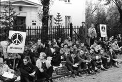Demonstrasjon mot atomvåpen utenfor Sovjets ambassade. oktob