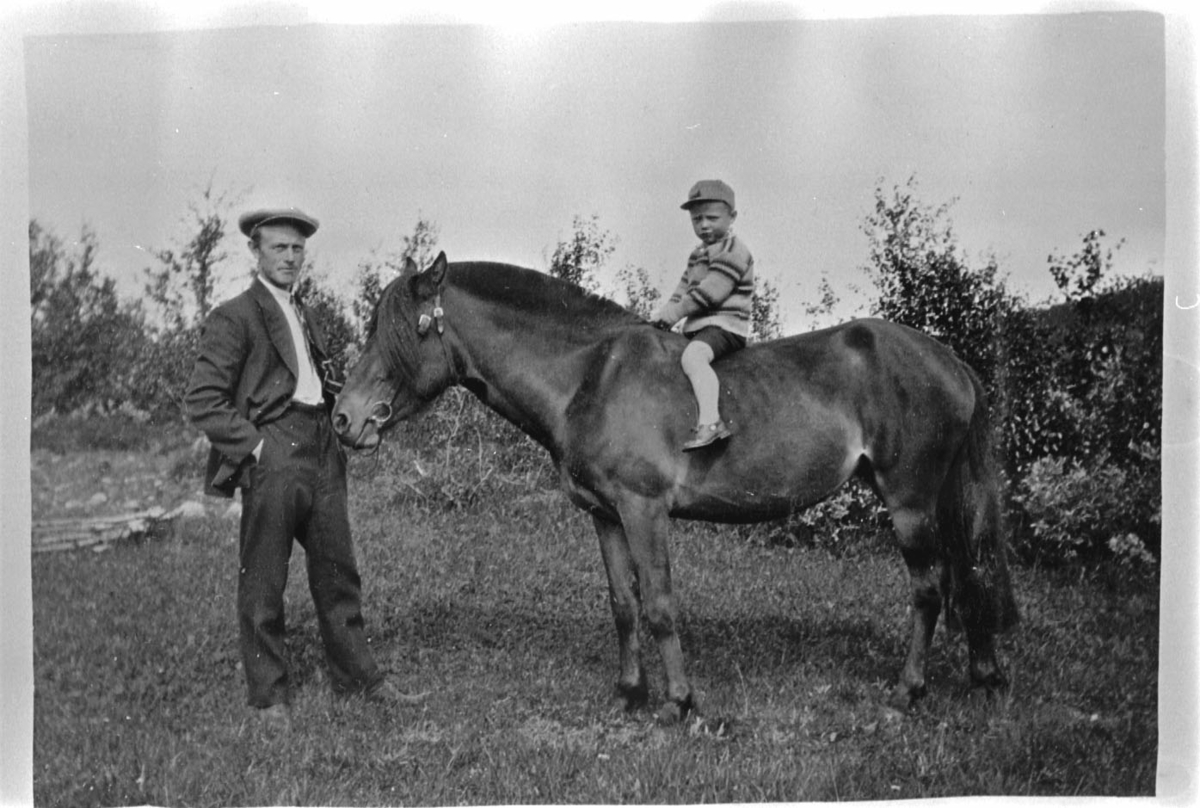 Mann med hest og sønn