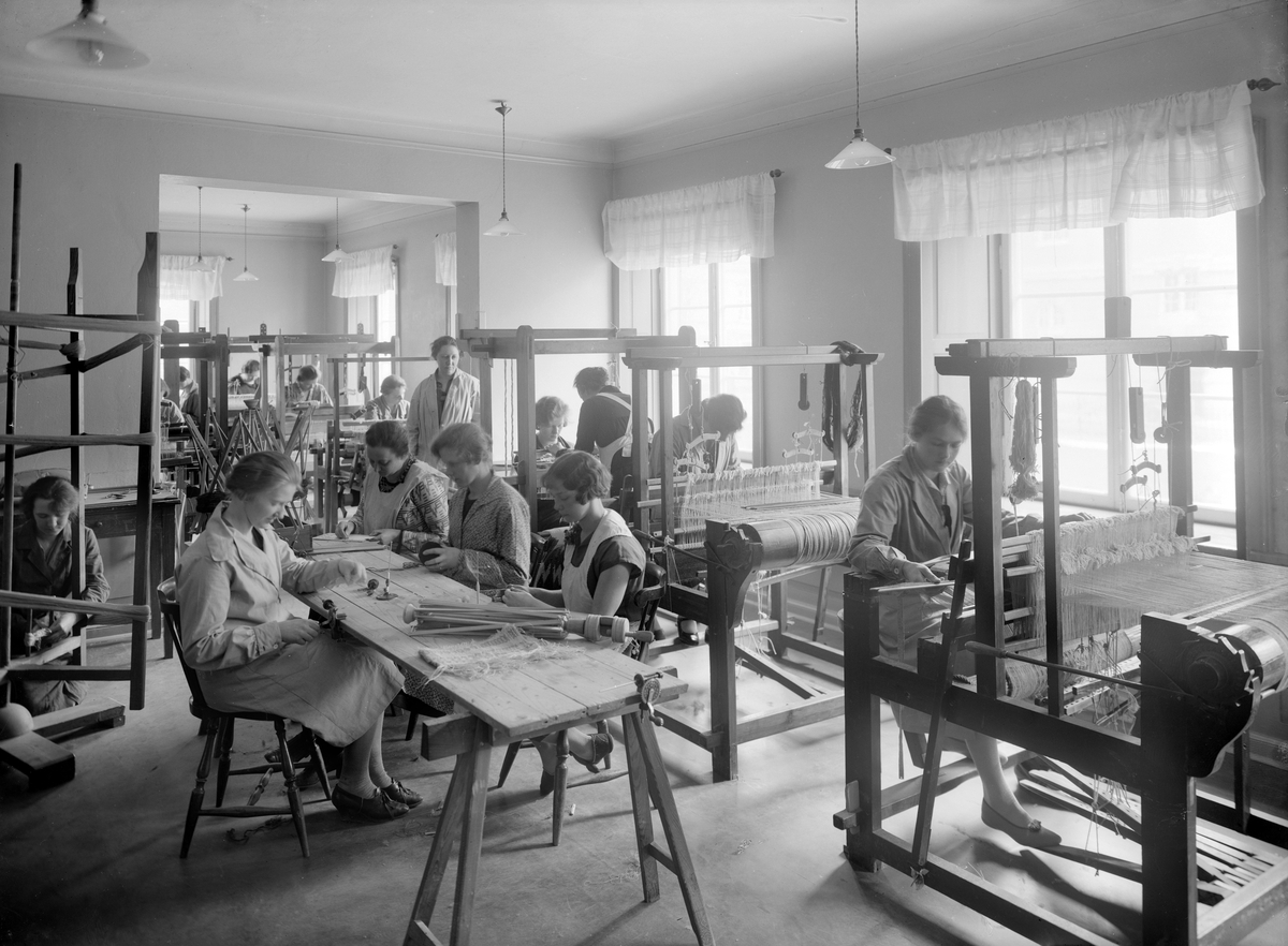 Interiör från Ljungstedtska skolans vävskola 1929.