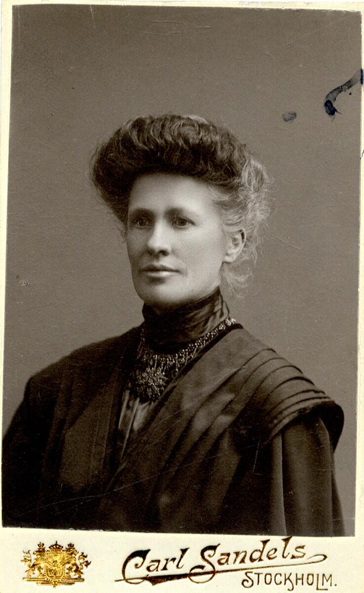 Fru Ellen Tjernberg född Gyllencreutz. Carl Sandels Biblioteksgatan 4, 1 tr. Stockholm.