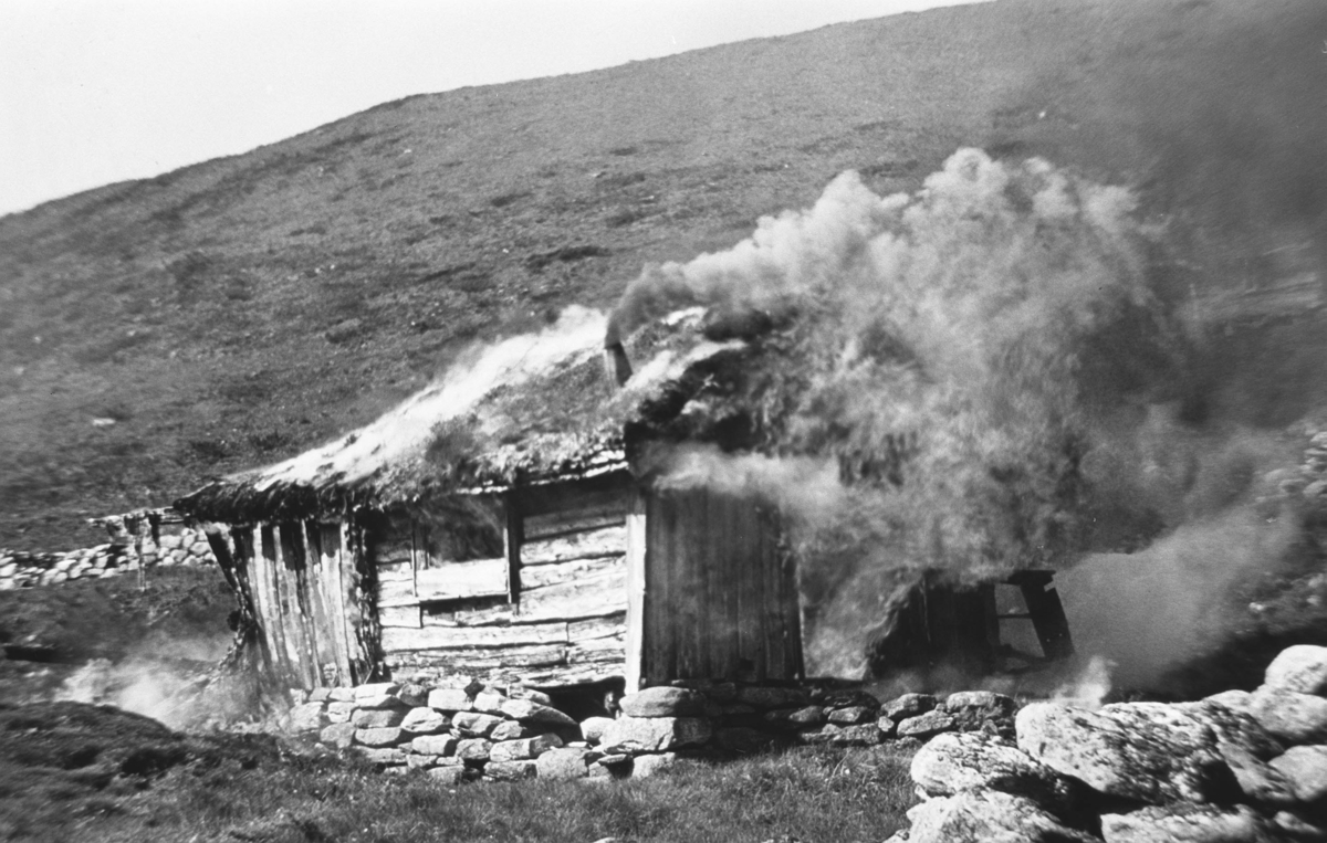 Skarbøsetra i brann, Ørskog, Sunnmøre.