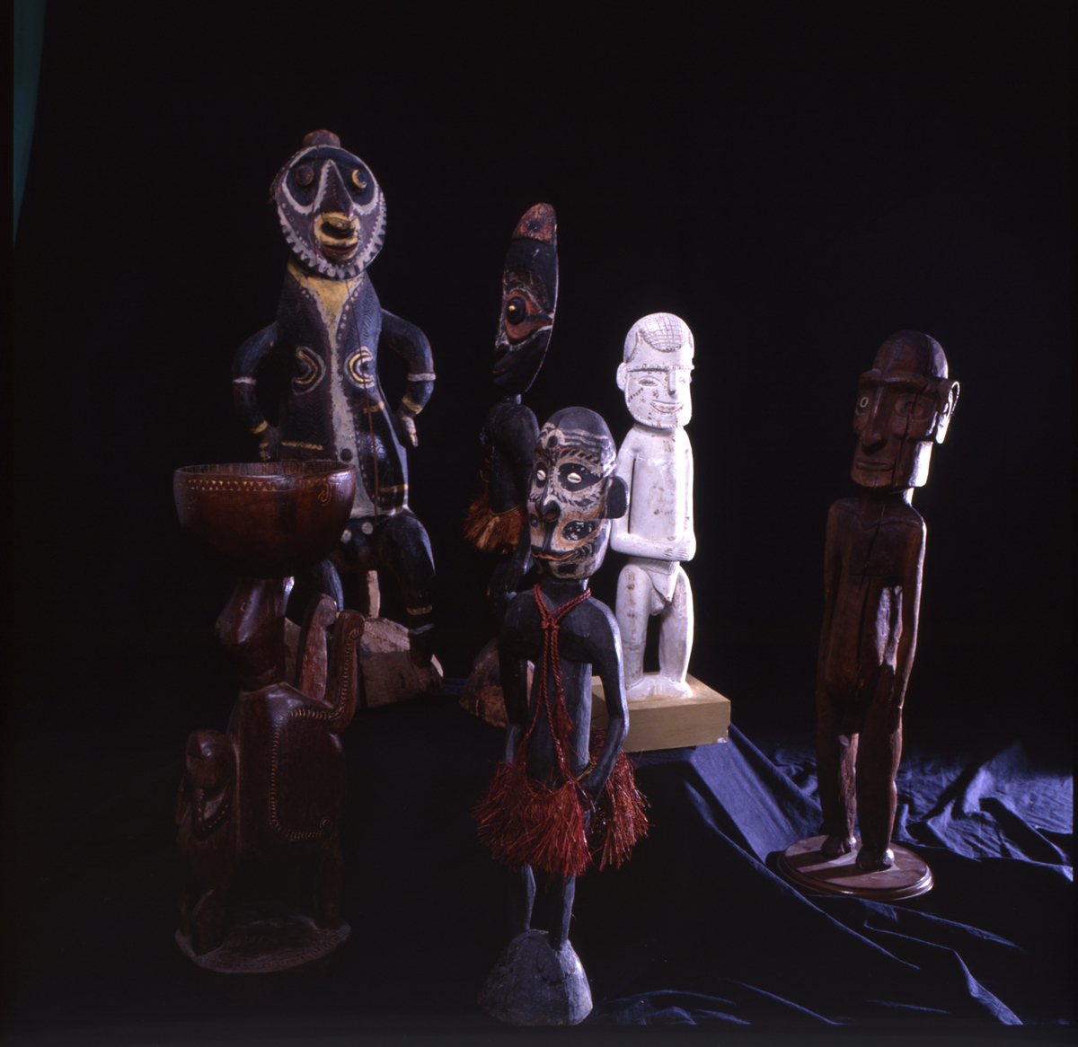 Trefigurer (3 stk), en krittfigur, samt to trefigurer uten nr. fra Papua Ny Guinea