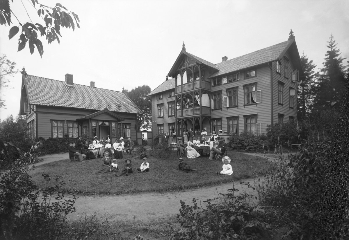 Hage, Eiendom, Gruppe, Villa
Fotografert 1900 Ca.