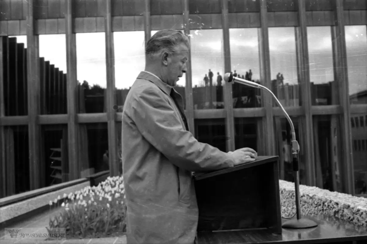 Kåre Stokkeland f.12.07.1918 d.12.08.1985 var en norsk politioverbetjent og politiker for Arbeiderpartiet. Han var sønn av bakeren Karl Georg Stokkeland (1889–1978) og Marit Josefa Trøen (1886–1975)..Han ble valgt inn på Stortinget for Møre og Romsdal i 1965 og ble gjenvalgt to ganger. Han hadde tidligere tjenestegjort som vararepresentant i periodene 1958–1961 og 1961–1965..Stokkeland var kommunestyremedlem i Bolsøy og seinere Molde kommunestyre mellom 1947 og 1967, og var ordfører i Molde i perioden 1955–1959. Han satt også i Fylkestinget i Møre og Romsdal i perioden 1963–1967..Han var ansatt ved Romsdal politikammer, først som kontorbetjent. Han ble seinere politikonstabel og politibetjent fra 1938, og videre politioverbetjent i perioden 1957–1977.