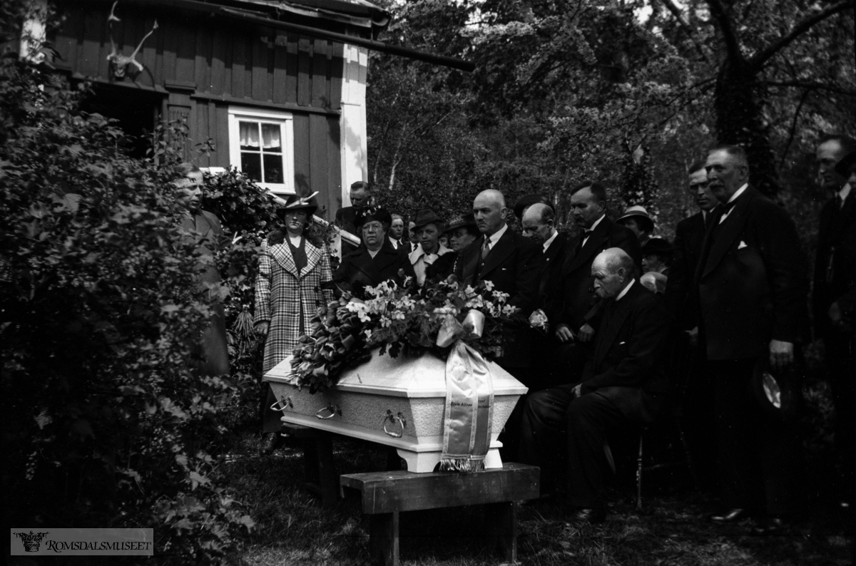 "Gravferd Ane Kvam".Kvam sitt hus i Bjørsetlia. .Plassen er i dag Anevegen 10, Mek gnr. 22, på grensa mot Bjørset. .Ane Iversdatter Kvam f.14.10.1848 på Øverland d.22.05.1939 og gravlagt 26.05.1939.