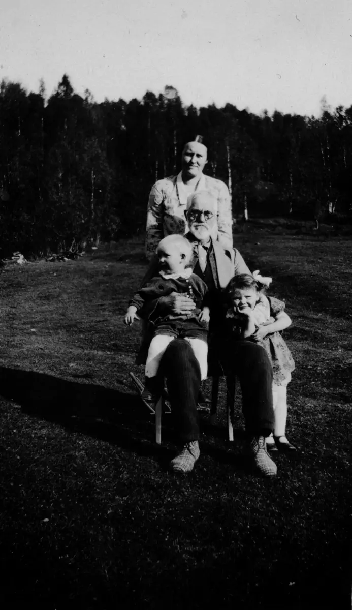 Gruppebilde på gården Ranem i Målselv. Johanna Nilssen står bak Tore