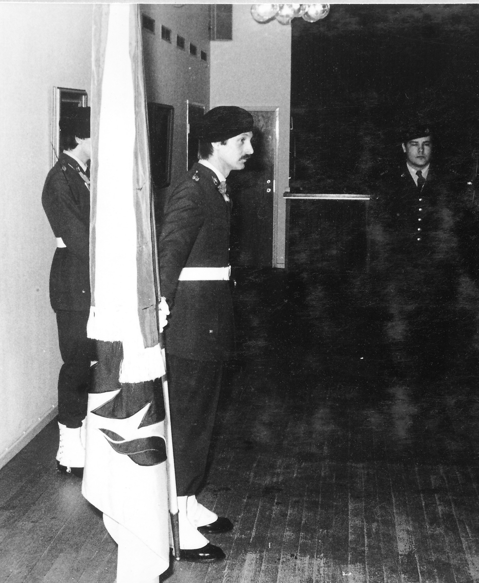 Arméns musikpluton genomför Krigsmans erinran i Soldathemmet, januari 1982.

Fanförare löjtnant Bengt-Erik Larsson på bilden syns även sergeant Bjerke.