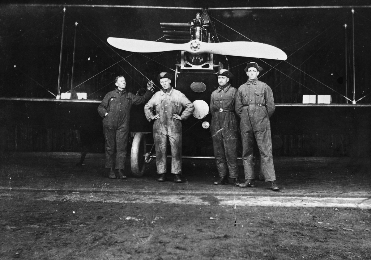 Fyra militära flygmekaniker står vid ett flygplan Albatros i en flyghangar, ca 1920-1929.