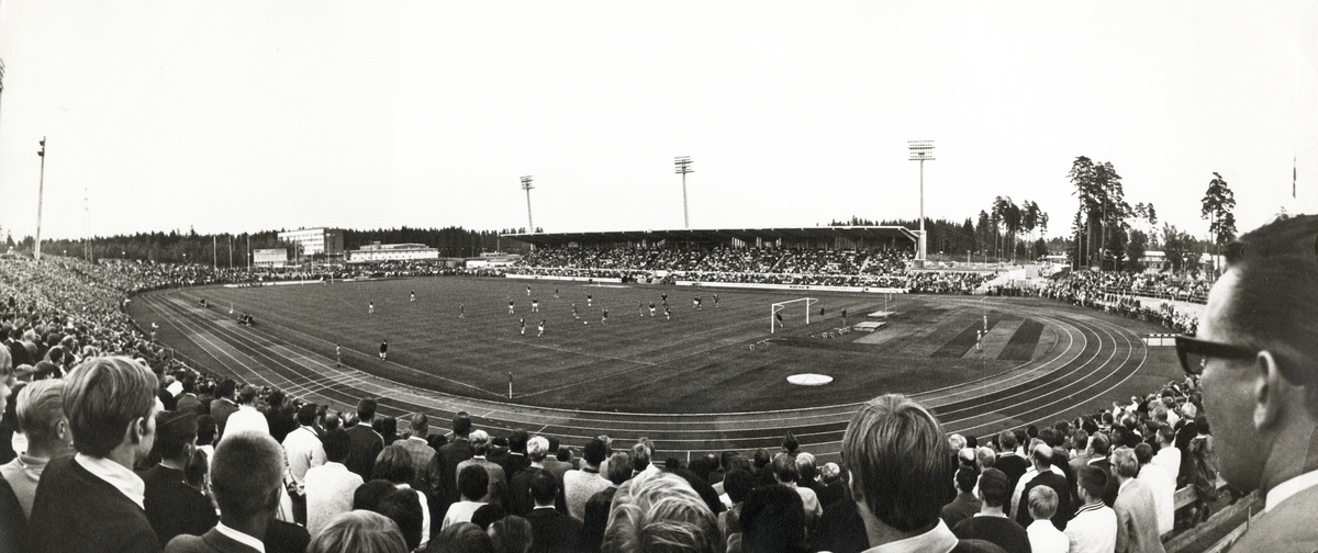 Öster, Växjös allsvenska lag rullar boll på Värendsvallen, 1960-talets slut.
Reportagebild.
