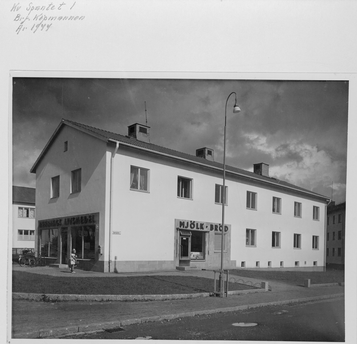 Hennings livsmedel på Spantgatan 3 i Kv. Spantet 1. Huset uppfördes 1944 av byggnadsfirman Anders Diös AB.