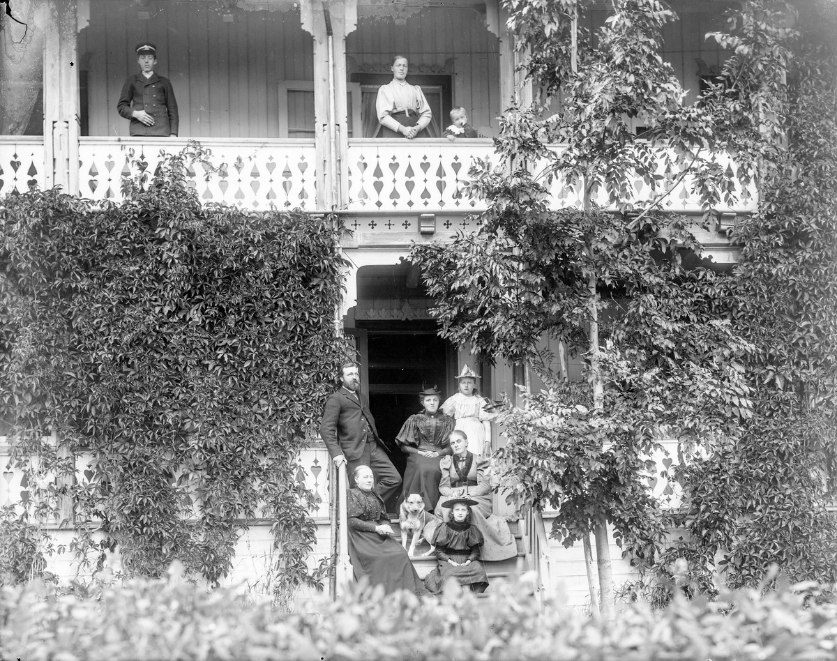Mennesker foran hus