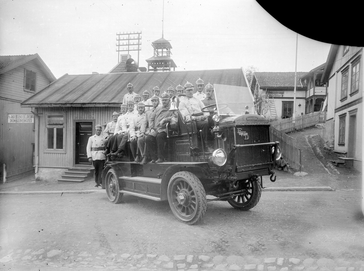 Gjøviks første brannbil med mannskap foran brannvakta i Hunnsvegen.