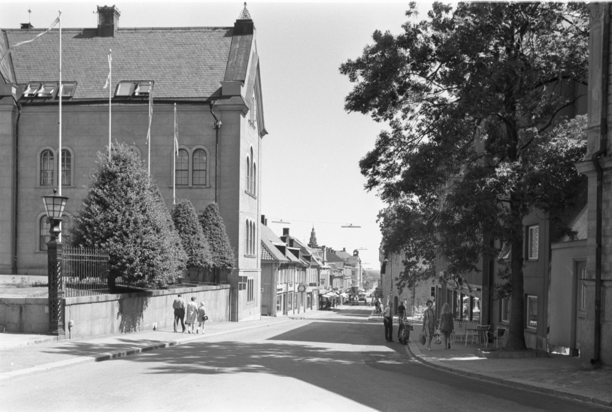 Kaserngatan mot söder från rondellen vid Storgatan - Östgötagatan - Malmslättsvägen - Kaserngatan. I bakgrunden ser man det gamla vattentornet som idag (2000-03-20) inrymmer lägenheter.