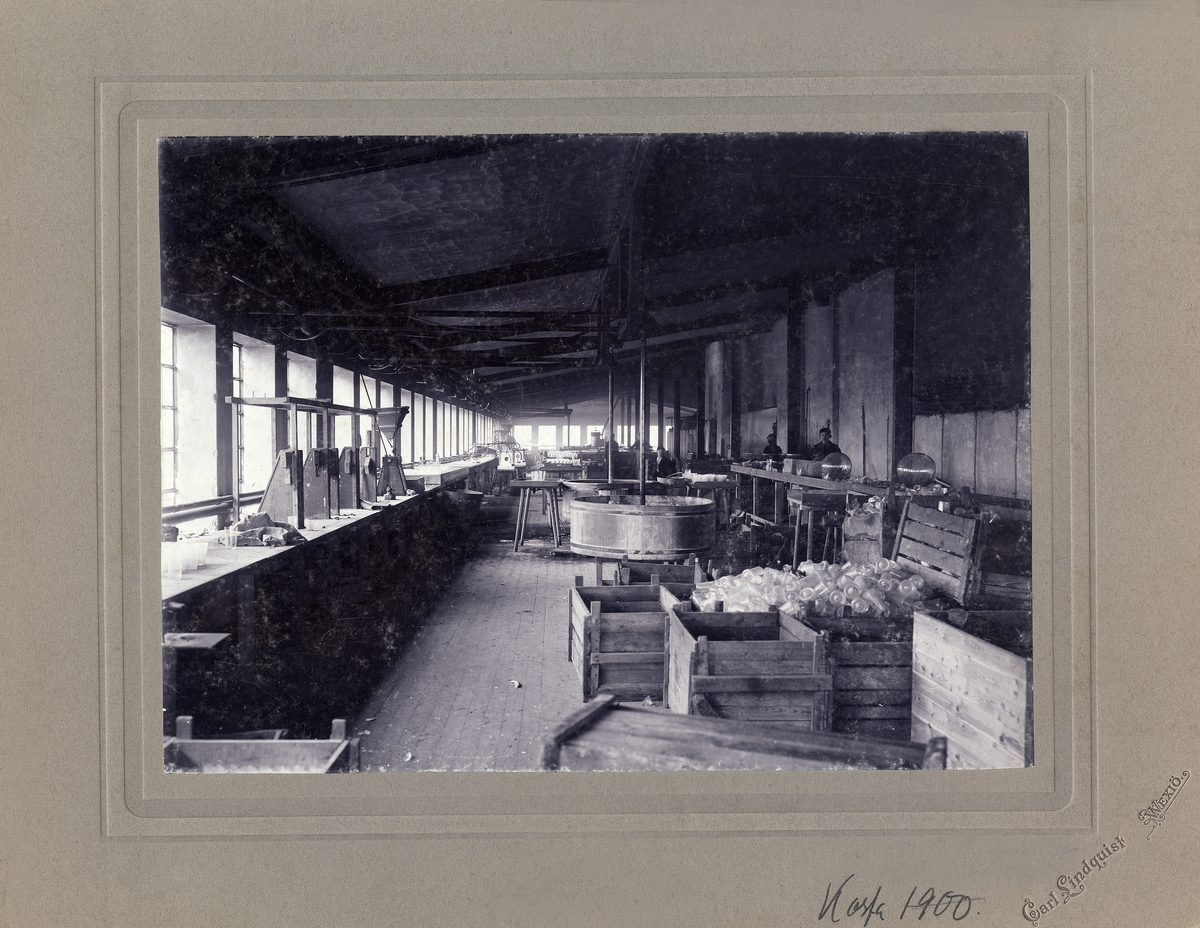 Interiör från Kosta glasbruk, ca 1900-1905.