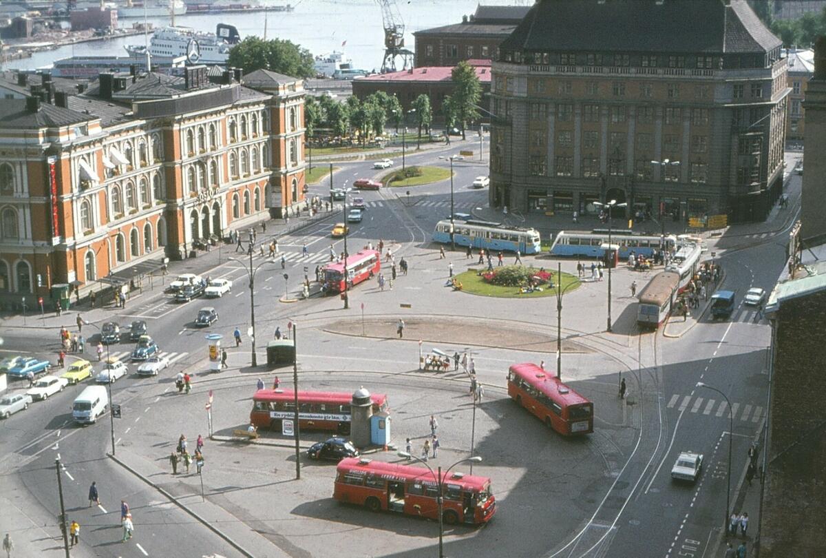 Til høyre i bildet ser man Ekebergbanen, nr. 1051 og 1011. Foran er E1 vogner i linje 9. I forgrunnen kan man se Büssing busser, fra MAN.