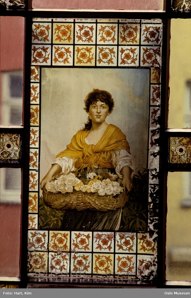 vindu, glassmaleri: kvinneportrett