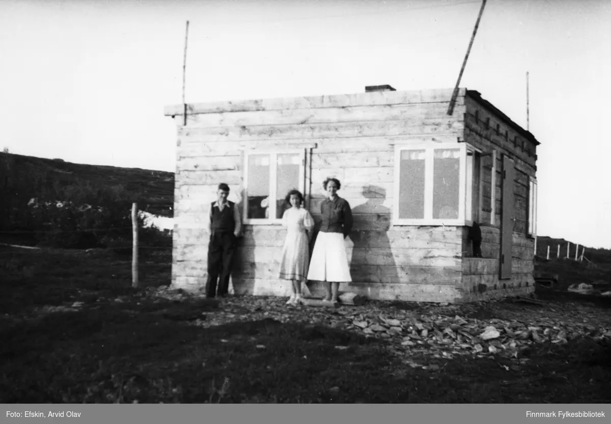 Snekker Reidar Hansen og kona, og fru Petra Efskin utenfor et hus eller hytte under byggingen, i 1940 Nordvaranger, Vadsø.