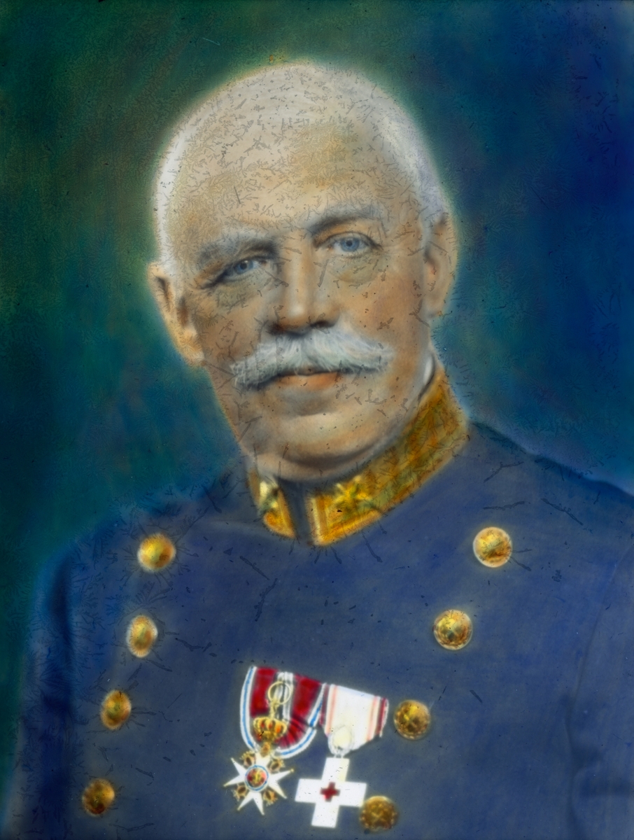 Håndkolorert dias. Portrett av general Hans Daae i uniform.
