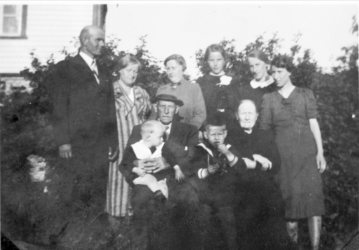 Gruppeportrett av Martin Svendsen med familie.