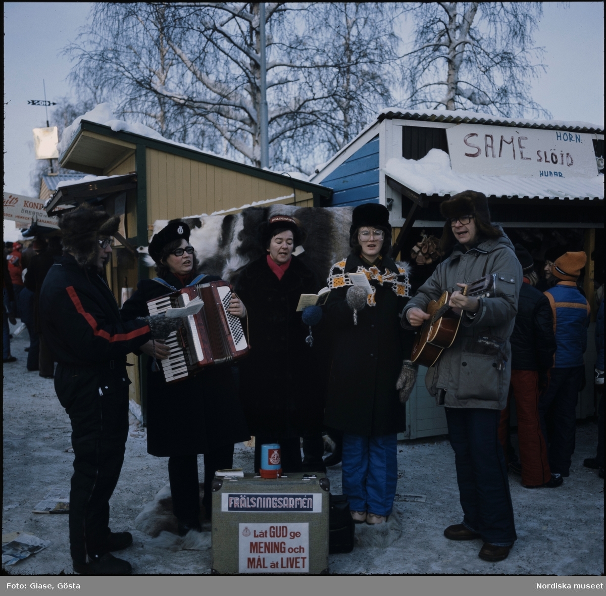Frälsningsarmén musicerar, marknad i Jokkmokk.