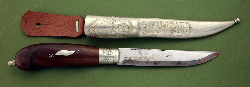 Typisk Hedenbergkniv i sølv og bjørk, akantusroser, trambulering og innfelling.