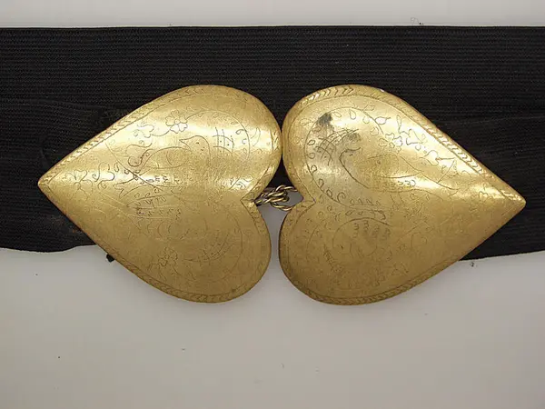Heartshaped belt buckle in brass, with engraving.