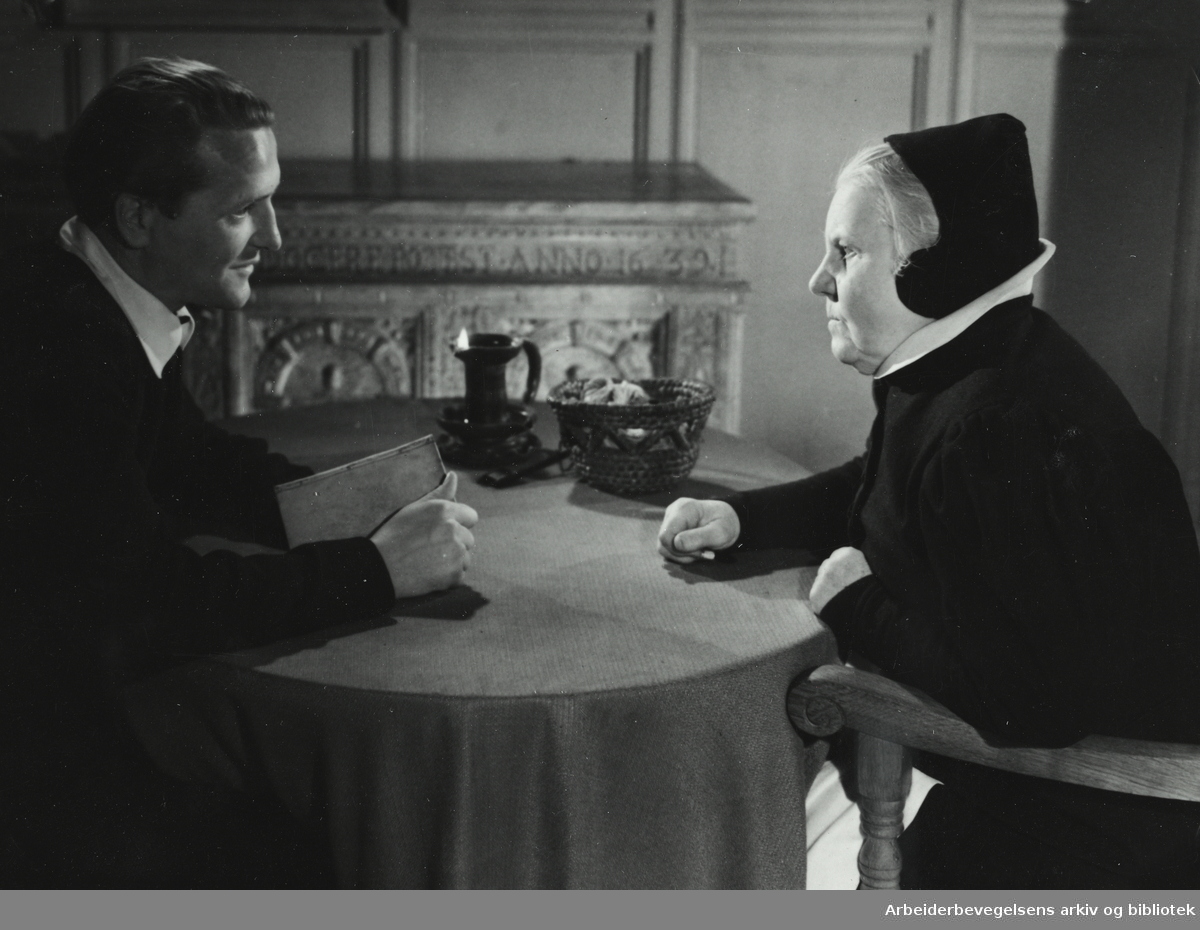 Preben Lerdorff Rye og Sigrid Neiiendam i Carl Th. Dreyers film "Vredens dag" fra 1943. Arbeidermagasinet/Magasinet for Alle