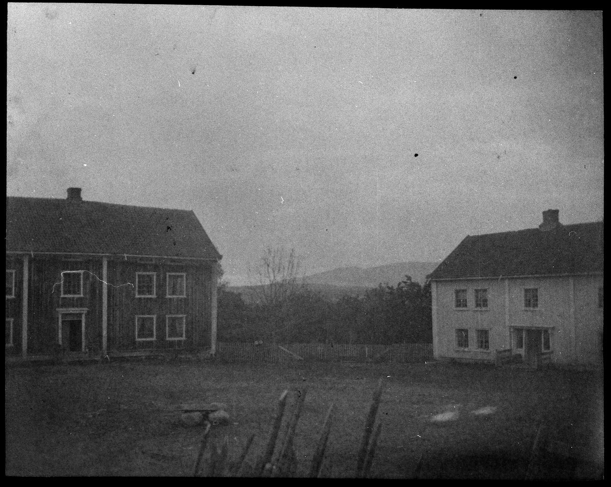 Gårdstun. Den mørke bygningen er hovedbygningen på Buruld østre i Østre Toten som ble ombygd 1900-1901. Bygningen til høyre er hovedbygningen på Buruld vestre som også ble ombygd rundt 1900.