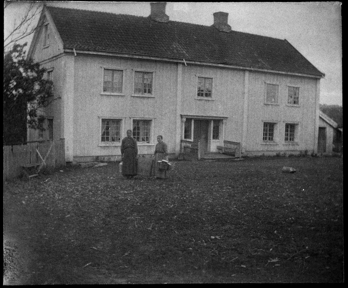 Hovedbygningen på Burld vestre i Østre Toten år 1900. Bygningen ble ombygd omkring 1900.