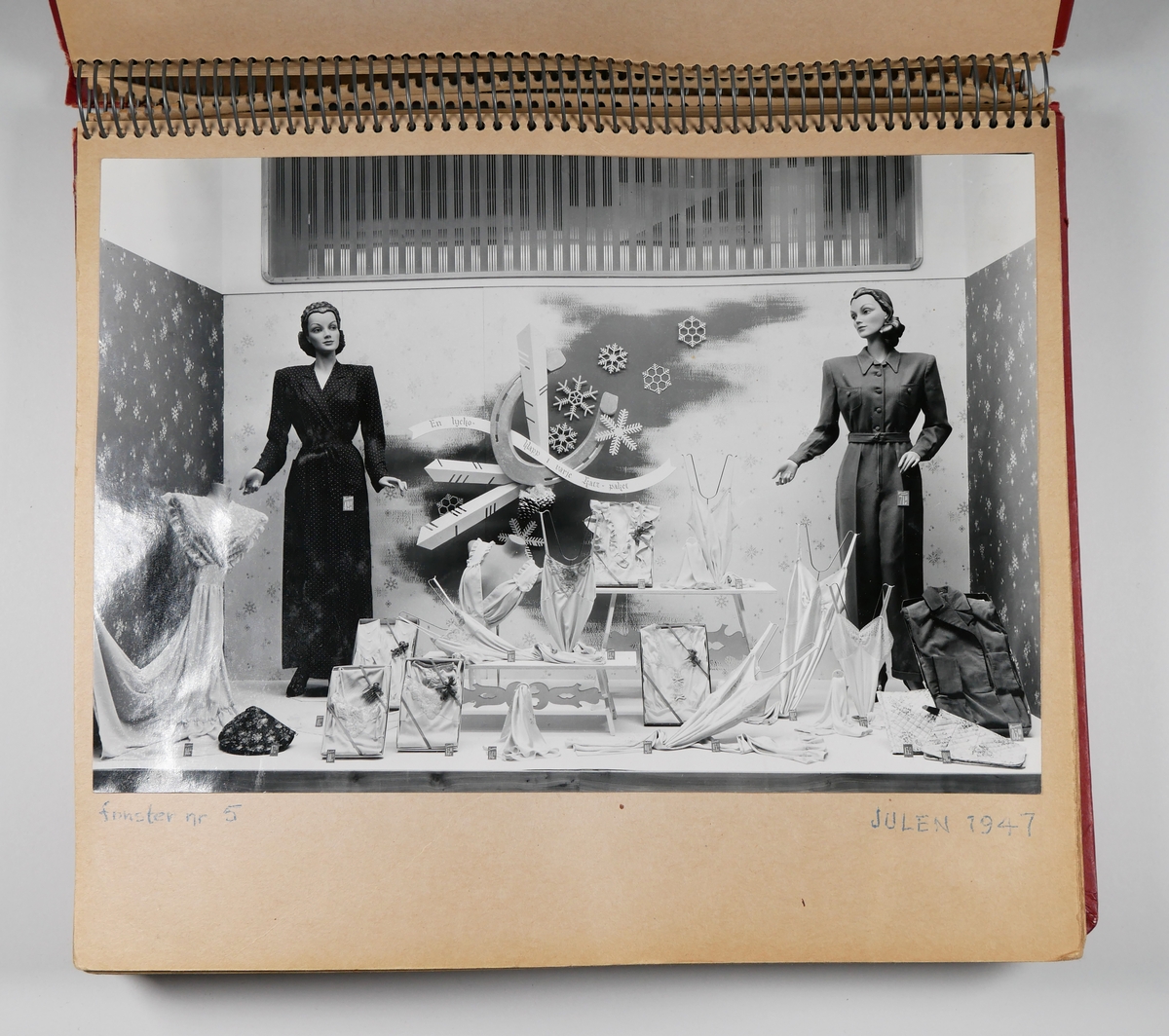 Fotoalbum

1.  Album med fotografier från Katz, Kungsgatan, kv Storken.
40 fotografier i albumet.

2.  13 lösa fotografier (i kuvert).

Bilderna är tagna 1947 - 1951.
Samtliga bilder, utom två, visar skyltfönster med skyltning i Katz nya butik på Kungsgatan. Även fastigheten är ny.

Samtliga fotografier på skyltning och skyltfönster tagna av Sven Torin, Alingsås.
Skyltning och skyltfönster utförda av dekoratör P I Hedén, Alingsås.

Ägare av Katz vid tiden var Manne och Leila (född Katz) Goldmann.

Alingsås museum har negativen.