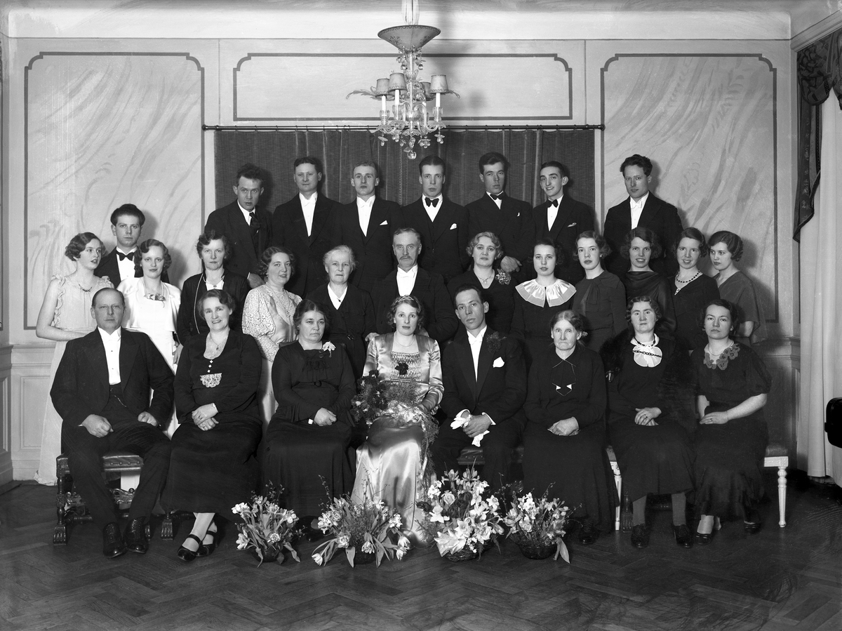 Den 11 april 1936 stod bröllop mellan skepparen Georg Johansson och Märta Flodin. Han hade tillsammans med sina bägge yngre bröder sedan en tid drivit pråmtrafik på Kinda kanal och i Landeryd anlagt ett reparationsvarv. Hon bördig från Östra Harg och där uppvuxen i grenadjärtorpet Berga. Här ser vi dem i kretsen av släkt och vänner i restaurang Druvans festvåning.