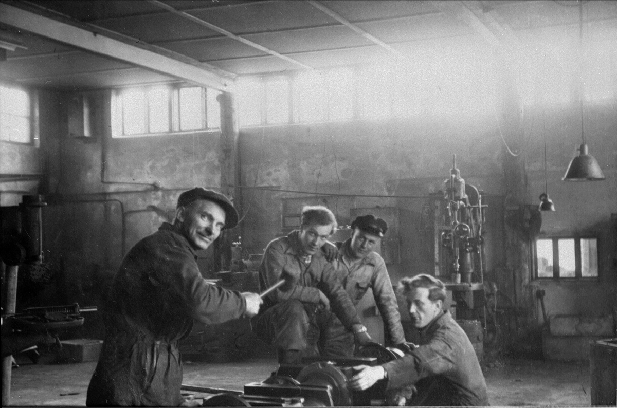 Fire arbeidere ved Grovfjord mekaniske verksted.