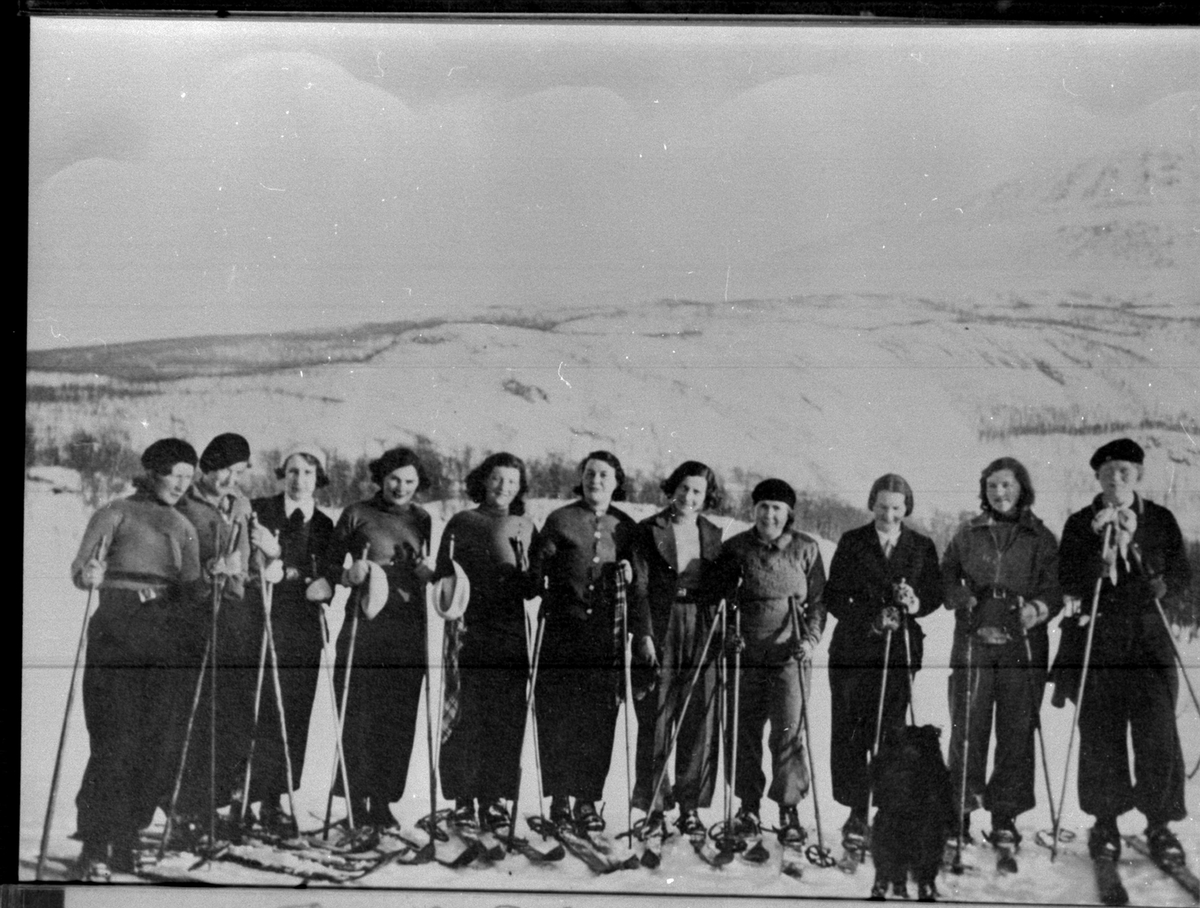 Gruppebilde av kvinner på skitur i Bakåsen på Sandstrand.