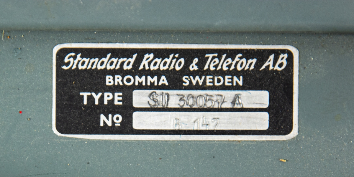 Radiostation Tmr 16. Apparat med tillhörande låda i grönfärgad hårdplast, rektangulär. Tillverkad av Standard Radio och telefon AB Bromma Sverige. Radiostationen användes i fält av trafikledare och var placerad i TFL fordon för radiosamband med kommandocentral och flygplan. Användningsperioden var från slutet på 1960-talet till andra halvan av 1980-talet.
