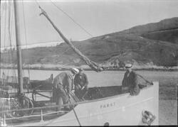Lensmannsbåten "Parat" ved kai i Grov.