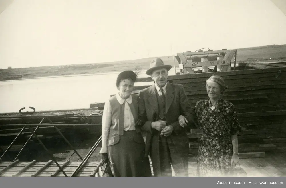 Besøk fra Tyskland, Gunnar og Lilly Simonsen på Dampskipskaia i Vadsø på 50-tallet.