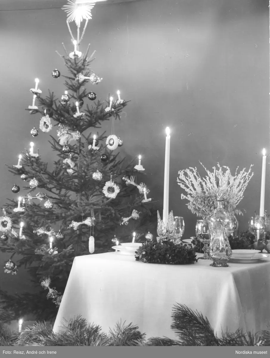 Stockholm. Julbord och klädd julgran på Skansen. Nordiska museet