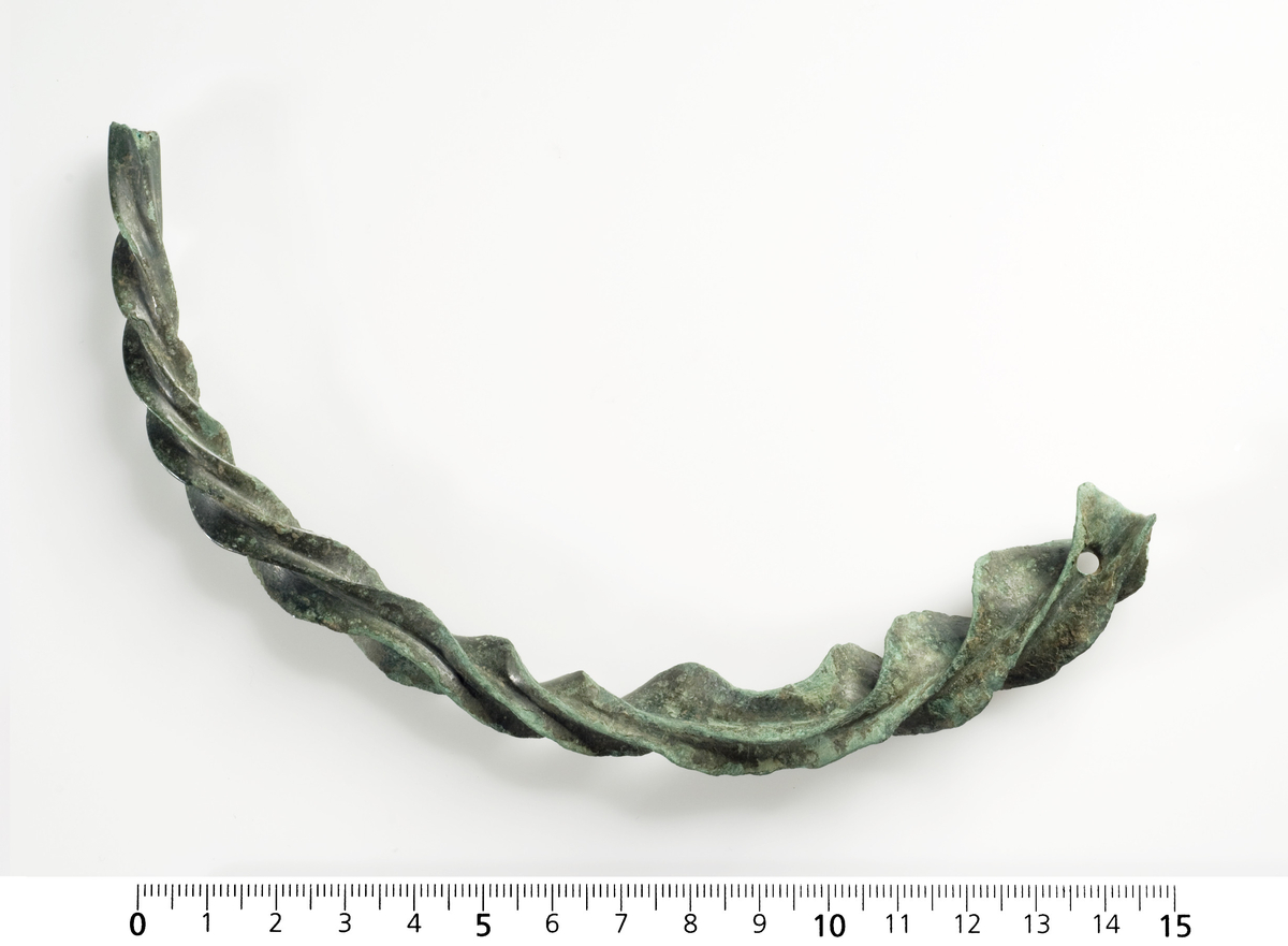 B 7000 a Halvdelen av halsring av bronse, wendelring, yngre bronsealder
