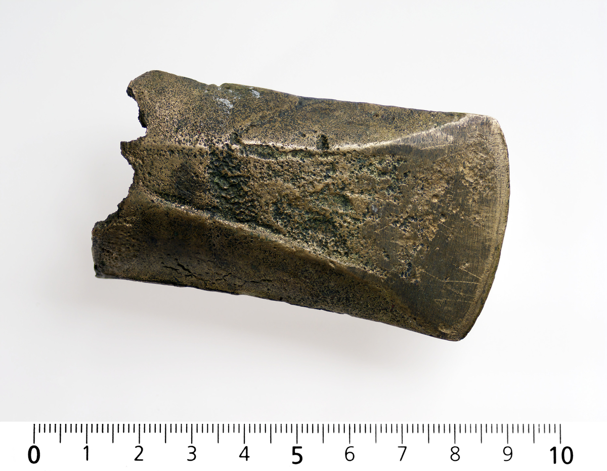B 7001 Holkøks (celt) av bronse, yngre bronsealder