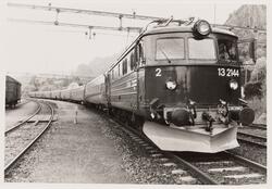 Elektrisk lokomotiv El 13 2144 med ekspresstog fra Stavanger