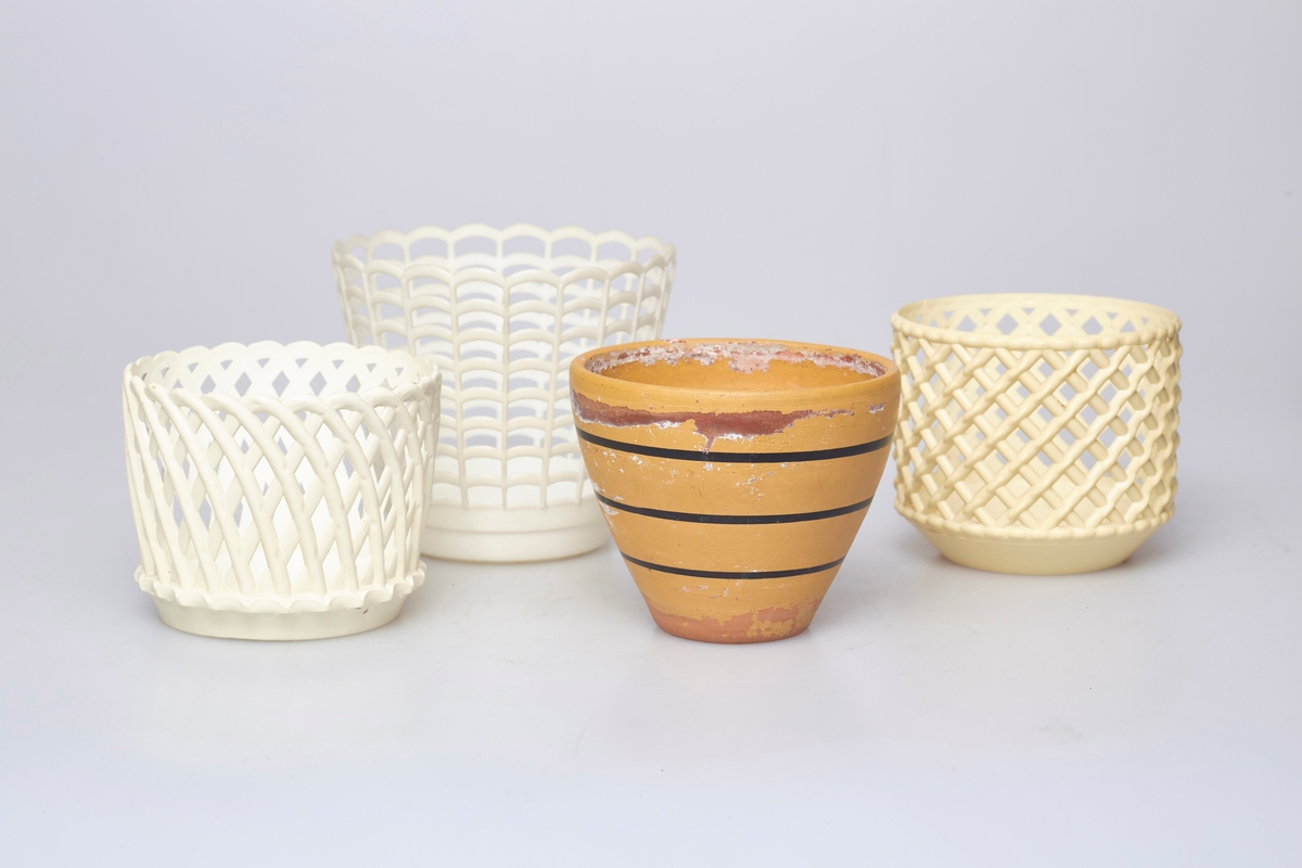 Fire potteskjulere, en av keramikk, en av myk plast og to av hard plast, ei skål.