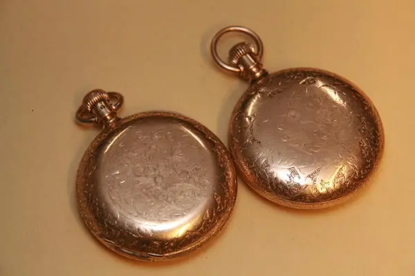 Pocket watches in gold, with engraving.