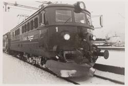 Elektrisk lokomotiv El 13 2160 med dagtoget fra Oslo til Sta