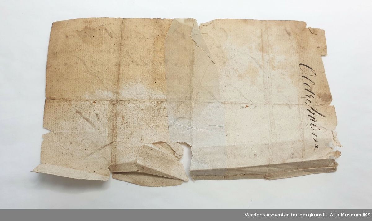Tre håndskrevne dokumenter fra slutten av 1700-tallet, som beskriver bruk av eiendom i Leirbotn, Alta. Dokumentene er delvis skadet, og et av dokumentene er reparert med tape i nyere tid. 