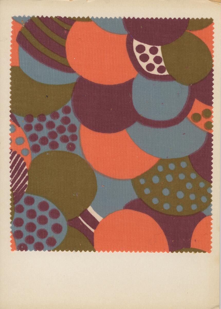 Teckningar av Anna-Lena Emdén. Textilprover av olika konstnärer, namngivna är Wanja Djanaieff och Britt-Marie Christoffersson.