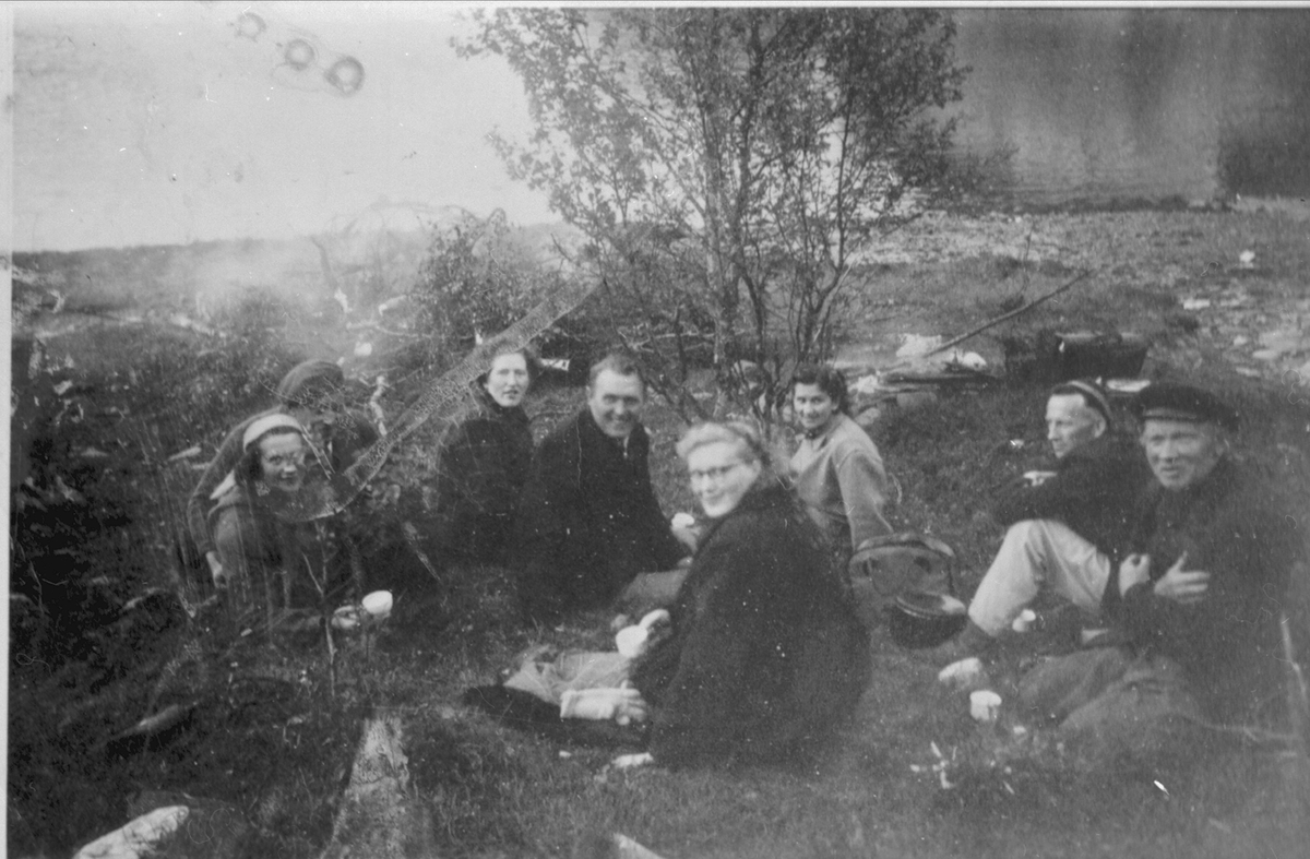 Menn og kvinner ved St. Hans-bål i Storvika, Grovfjord.